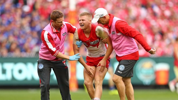 Dan Hannebery leaves the field injured during the 2016 AFL grand final.