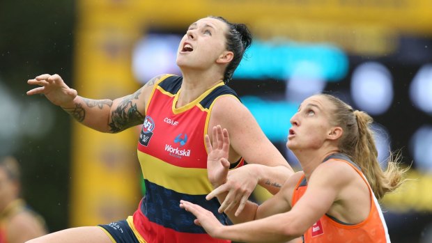 Crows' Rhiannon Metcalfe competes with Giants' Clare Lawton during the opening round. 