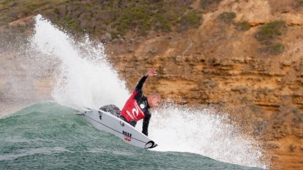 Mick Fanning has made it through to the final of the Rip Curl Pro at Bells Beach.