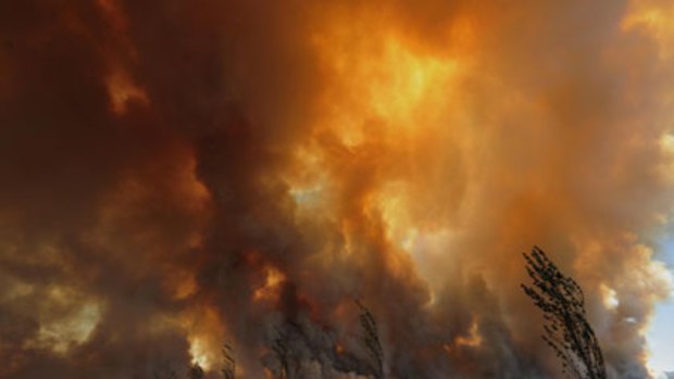 A bushfire rages out of control from the Bunyip State Park towards the townships of Labortouche and Tonimbuk.