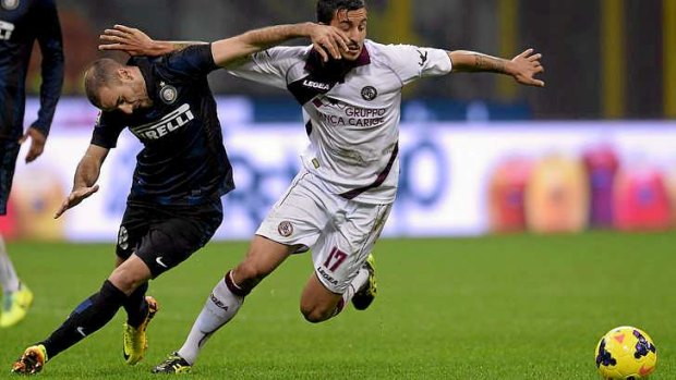 Inter Milan's Argentinian forward Rodrigo Palacio (R) fights for the ball with Livorno's Italian defender Federico Ceccherini.