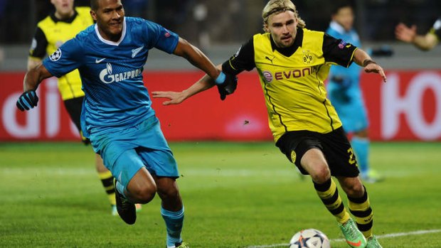 Zenit Saint Petersburg 's  Jose Rondon (L) gets past with Borussia Dortmund's Marcel Schmelzer.
