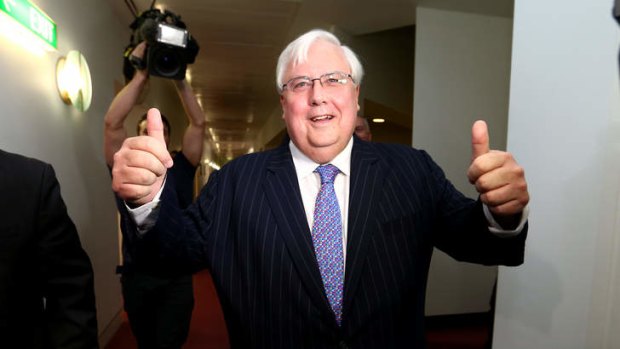 Palmer United Party leader Clive Palmer has struck a deal with the Abbott government to wind back reforms to financial advice laws.