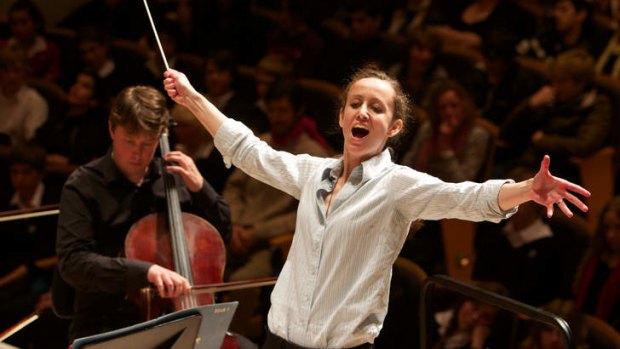 Jessica Cottis conducting the Sydney Symphony Orchestra.