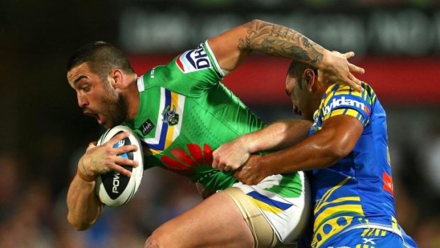 Paul Vaughan has re-signed with the Canberra Raiders until the end of 2017.