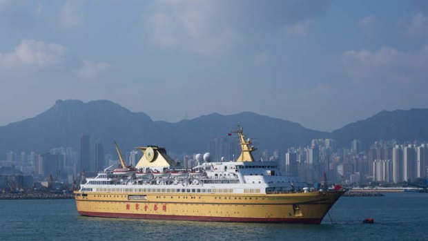Lower costs, less government scrutiny and easier visa requirements are encouraging some gamblers to turn to casino boats as an alternative to Macau?s glitzy casinos.