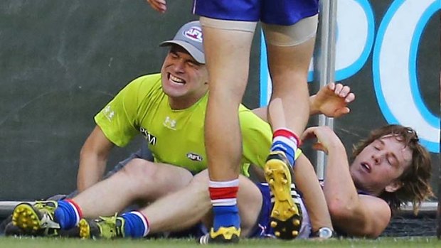 Goal umpire Courtney Lai badly injured his knee after a collision with Bulldog Liam Picken.