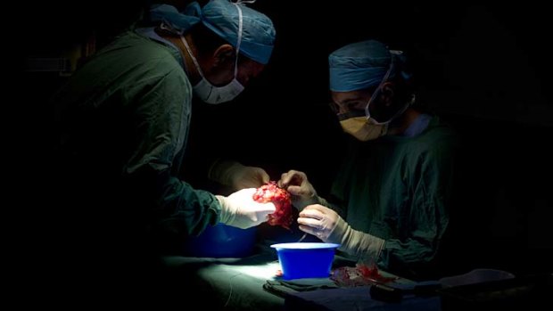 Surgeons Peter Aslan and Nedal Katib in the operating theatre with the kidney they removed from Nigel.