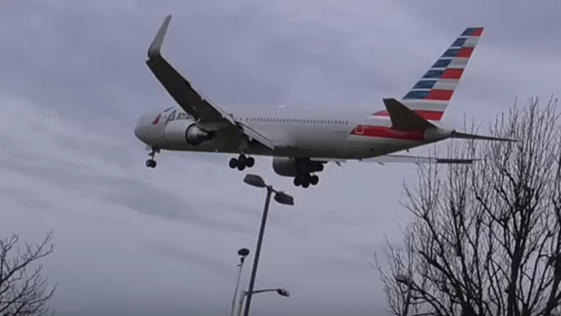 American Airlines flight 199 makes an emergency landing at Heathrow Airport, captured on video by YouTube user bensflights.