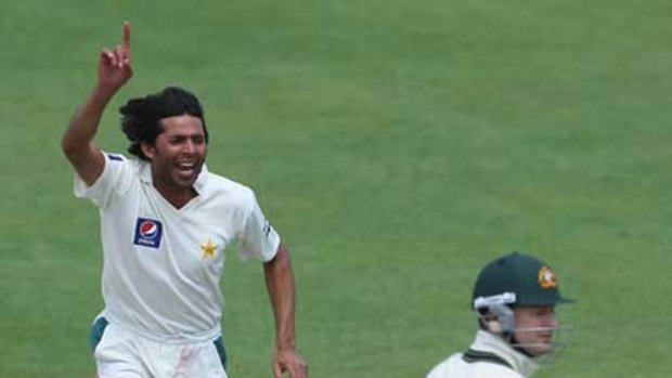 Mohammad Asif celebrates getting Michael Clarke's wicket early on day three at Headingley.