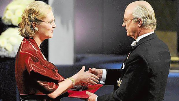 Professor Elizabeth  Blackburn receives the Nobel Prize in Medicine from King Carl XVI Gustaf of Sweden.
