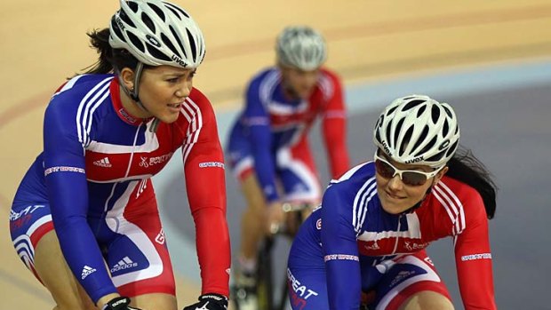 Olympic and world champion Victoria Pendleton (R) of Great Britain has laid down the gauntlet to Anna Meares of Australia.
