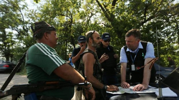 Pro Russian rebels negotiate a safe passage with OSCE mission leader Alexander Hug.