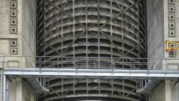 Passengers drop to their knees to photograph The Bollene Lock but can't capture the dramatic depth.