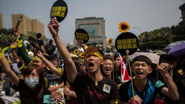 Sunflower protesters shout slogans at a rally in Taipei in 2014.