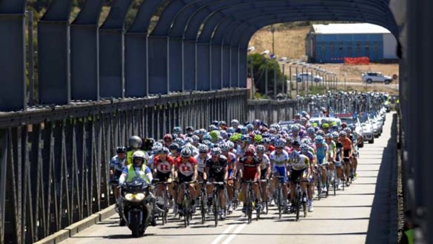 The Peloton crosses a bridge during the Tailem Bend to Mannum stage.