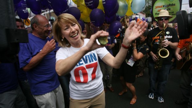 Maxine McKew dances to the jazz music at a 2007 campaign event.