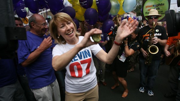 Maxine McKew dances to the jazz music at a 2007 campaign event.