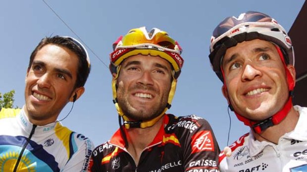 Valverde, flanked by Alberto Contador (left) and Carlos Sastre, during the Tour of Spain in 2008.