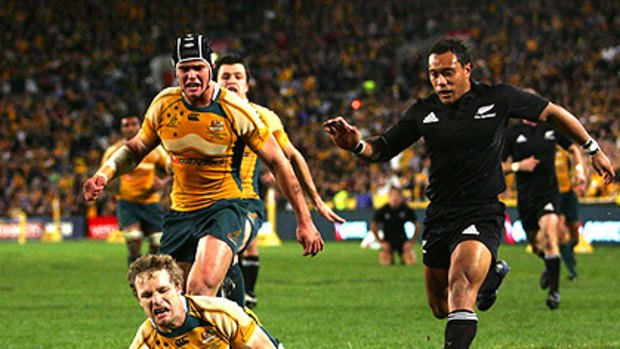 Peter Hynes scores a try for the Wallabies during their 2008 Tri Nations series Bledisloe Cup match against the All Blacks.