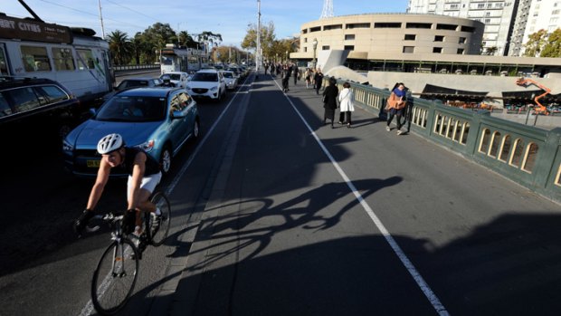 A single, northbound bike lane will be built along Princes Bridge between Flinders Street Station and Federation Square as part of a three month trial, removing a lane of vehicle traffic.