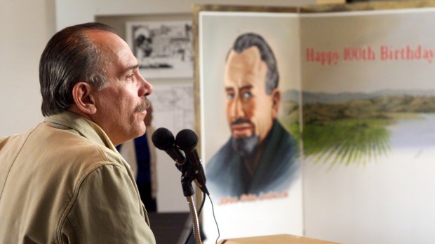 Thomas Steinbeck speaks to a crowd at the National Steinbeck Center in Salinas, California, 2002.