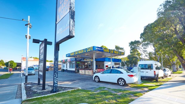 A 1118 sq m corner landholding at 660-662 Waverley Road leased to a car wash operator, was purchased for $3,051,000.