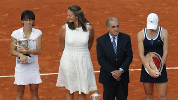 Italy's Francesca Schiavone (left) poses with her trophy next to former French tennis star Mary Pierce, French Tennis Federation president Jean Gachassin and beaten finalist Samantha Stosur.