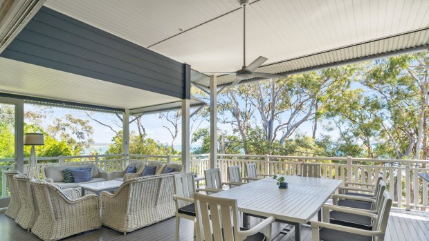 Surrender to cooling sea breezes and serenading surf from this house's generously sized deck.