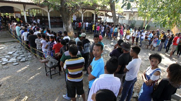 People line up to vote in Dili.