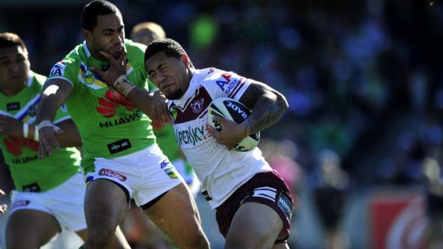 Manly player Jorge Taufua gets away from Raiders player, Bill Tupou.