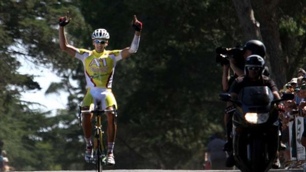 Happier days ... Darren Lapthorne wins a stage of the Bay Cycle Classic in early 2008.