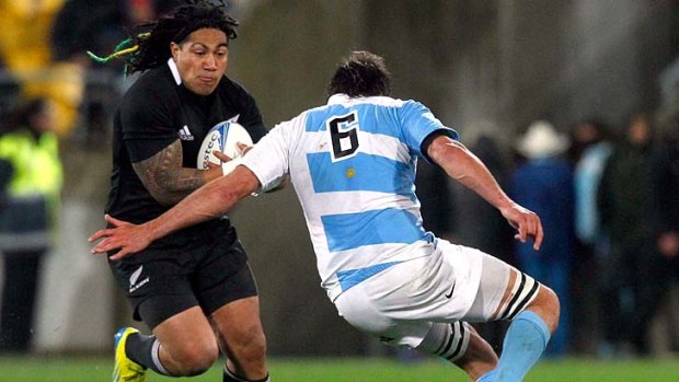 Ma'a Nonu (L) is tackled by Argentina's Julio Farias Cabello.