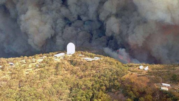 Top research facility ... fire rages towards the Siding Spring Observatory.