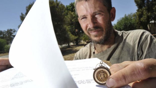Fossicker Darren Blake with a World War I soldier's medal found under 10cm of dirt in country NSW