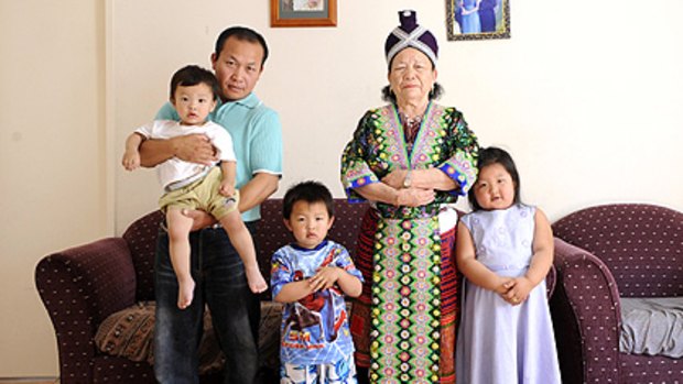 Yang Vang (Nyiaj Yaj) in Craigieburn with his mother Mab Yai and children Ywj Pheej (in his arms), Tsha Lij and Pa Nub Wi.