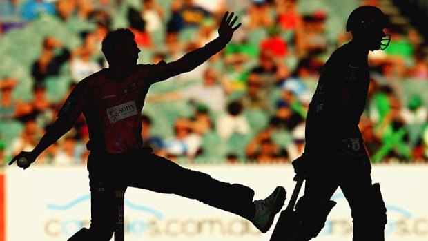 Firepower undiminished ... Brett Lee's bowling gave the Sydney Sixers some of their best moments of the match on his way to 2-25 from four overs.