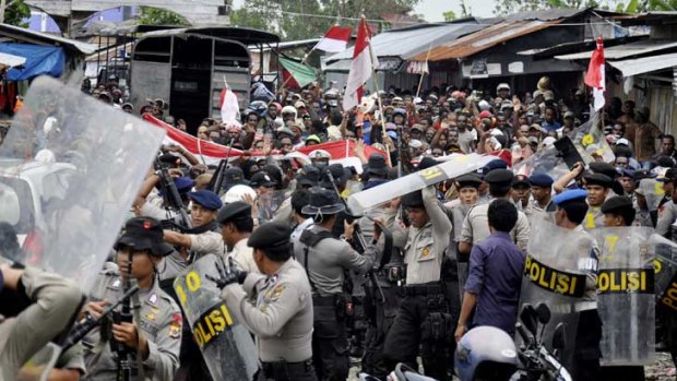 Police and workers clash in Timika.