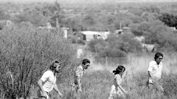 Lindy Chamberlain and Michael Chamberlain walk through the scrub at Ayers Rock as the inquest into their daughter, Azaria, continues at the site of her disappearance, December 1981.