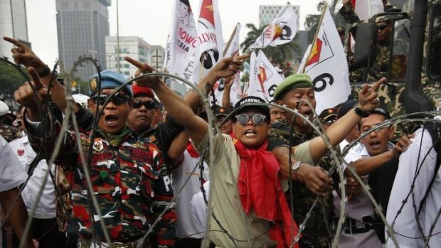 Failed to break through: Supporters of Prabowo Subianto.