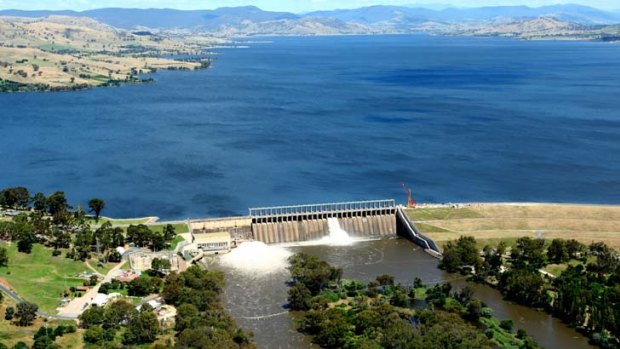 Lake Hume at full capacity and the Hume Weir wall with two gates open.