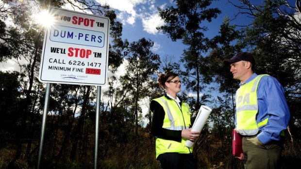 Landfill from Canberra construction sites is still being illegally dumped in the ACT and over the border in NSW. Yass Valley Council's Tabitha Holliday chats with the EPA's Julian Thompson in Mulligans Flat Road.