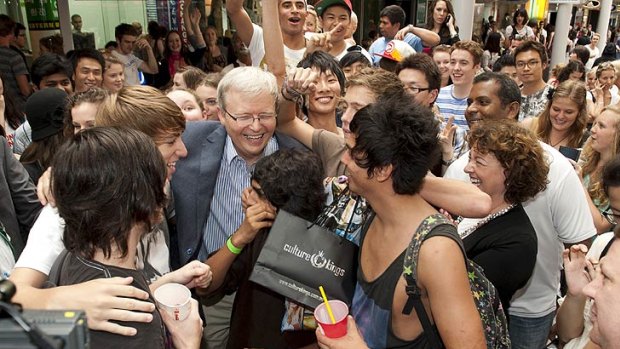 Teenagers in the Queen Street Mall mob Kevin Rudd.