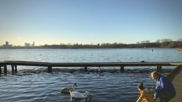 值得的:作者的儿子和他的爷爷在荷兰。