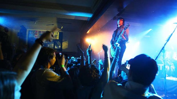 Jet performs at the Annandale Hotel in 2006. The venue has since shut down.
