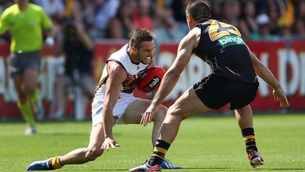 Hawthorn's Matthew Suckling sustains an injury to his right knee.