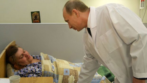 Visiting the bombing victims ... Vladimir Putin.