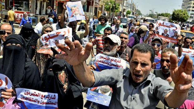 Protesters chant slogans against Egyptian President Mohammed Mursi outside a court in Ismailia, 139 Kilometers from Cairo, Egypt, on Sunday, June 23, 2013.