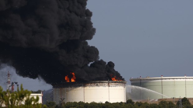 Under investigation: the fire in a tank of the US Lyondellbasell chemicals group refinery, in Berre l'Etang.
