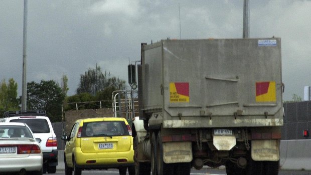 dob020405.001.013.jpg.  Sunday age news.  Pic by Dominic O'Brien.  Story by Dan Silverman on traffic infringements.  A tailgating truck on the Monash freeway.